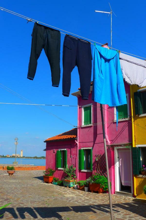 Night Galleria Holiday Home - Bed & Art In Burano - The Pink House Екстериор снимка