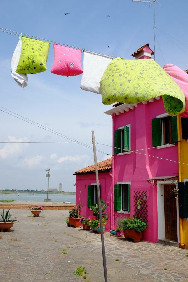 Night Galleria Holiday Home - Bed & Art In Burano - The Pink House Екстериор снимка